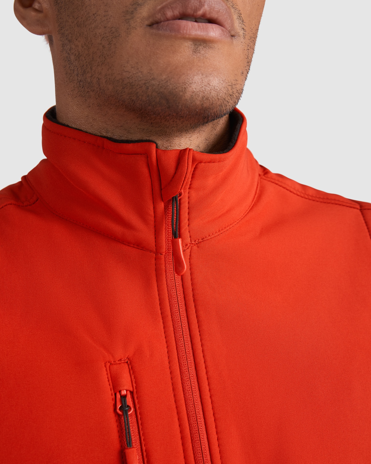 Casaco desportivo vermelho com fechos