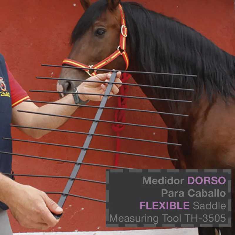 Ferramenta flexível de medição para cavalos e cavalo castanho ao fundo