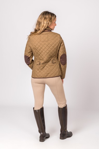 Casaco matelassê castanho claro com cotoveleiras castanhas escuras e botas castanhas escuras