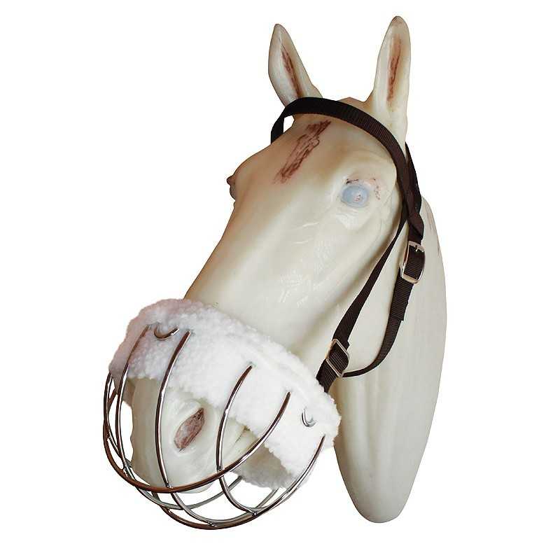 Máscara protetora para cavalo com suporte metálico e forro branco felpudo.