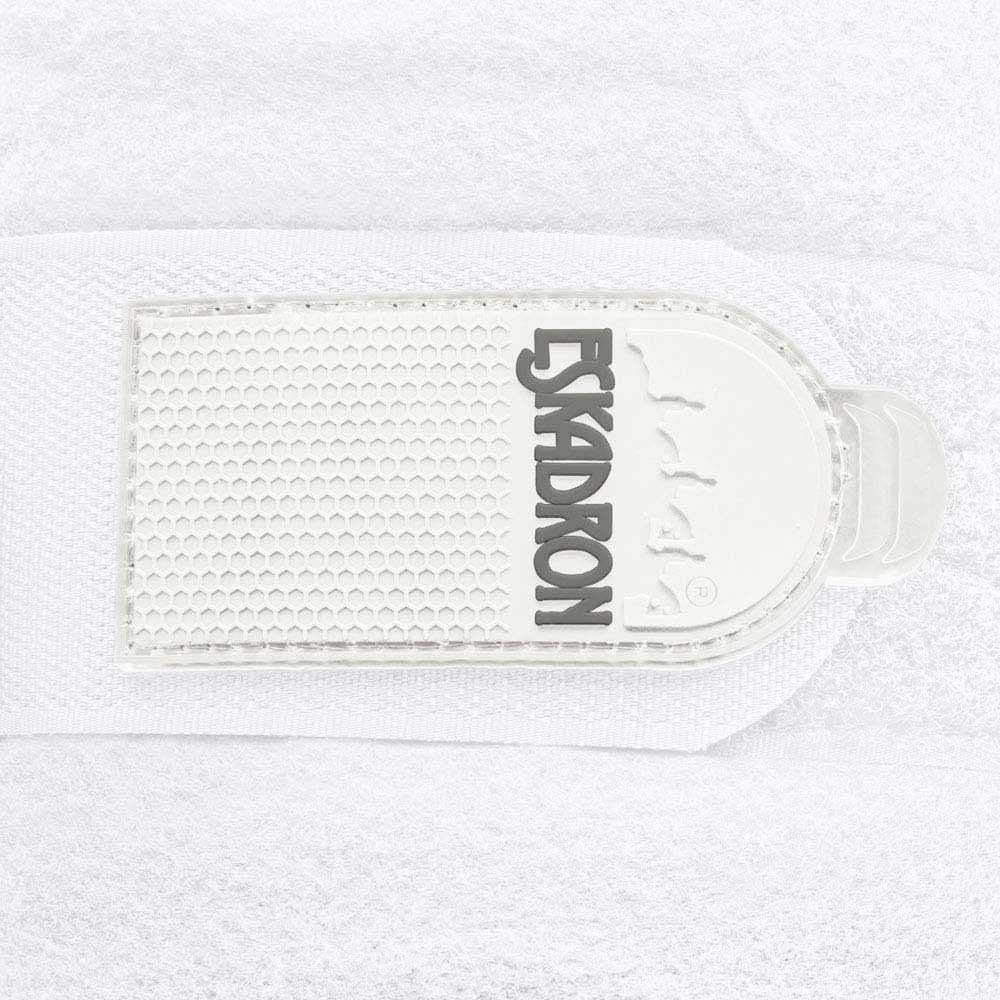 Etiqueta branca com textura em colmeia e nome ESKADRON em preto sobre fundo branco