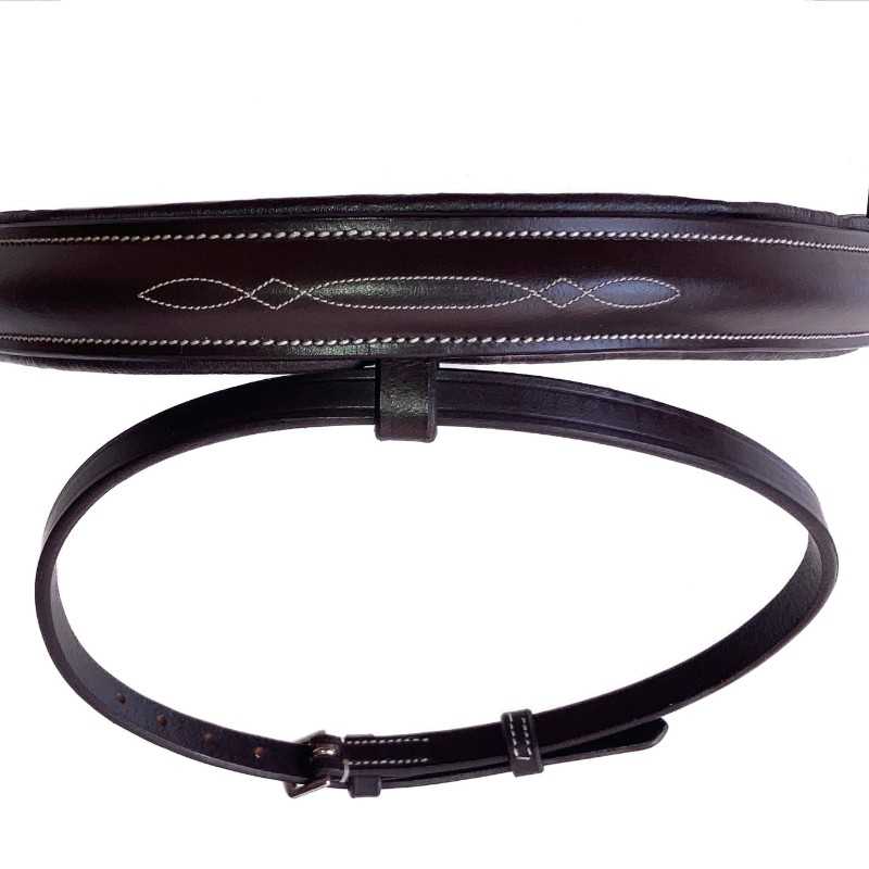 Cinto preto de couro com costuras brancas e padrão trançado central.