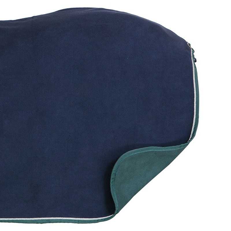 Manta azul escura com forro verde e fecho zip na borda