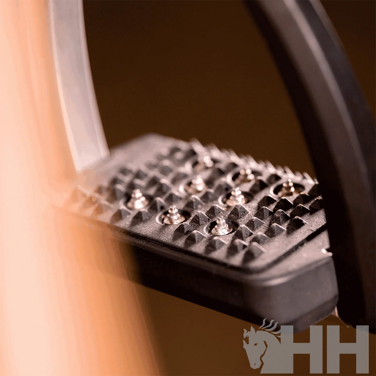 Pedaleira de bicicleta preta com cravos metálicos em close-up