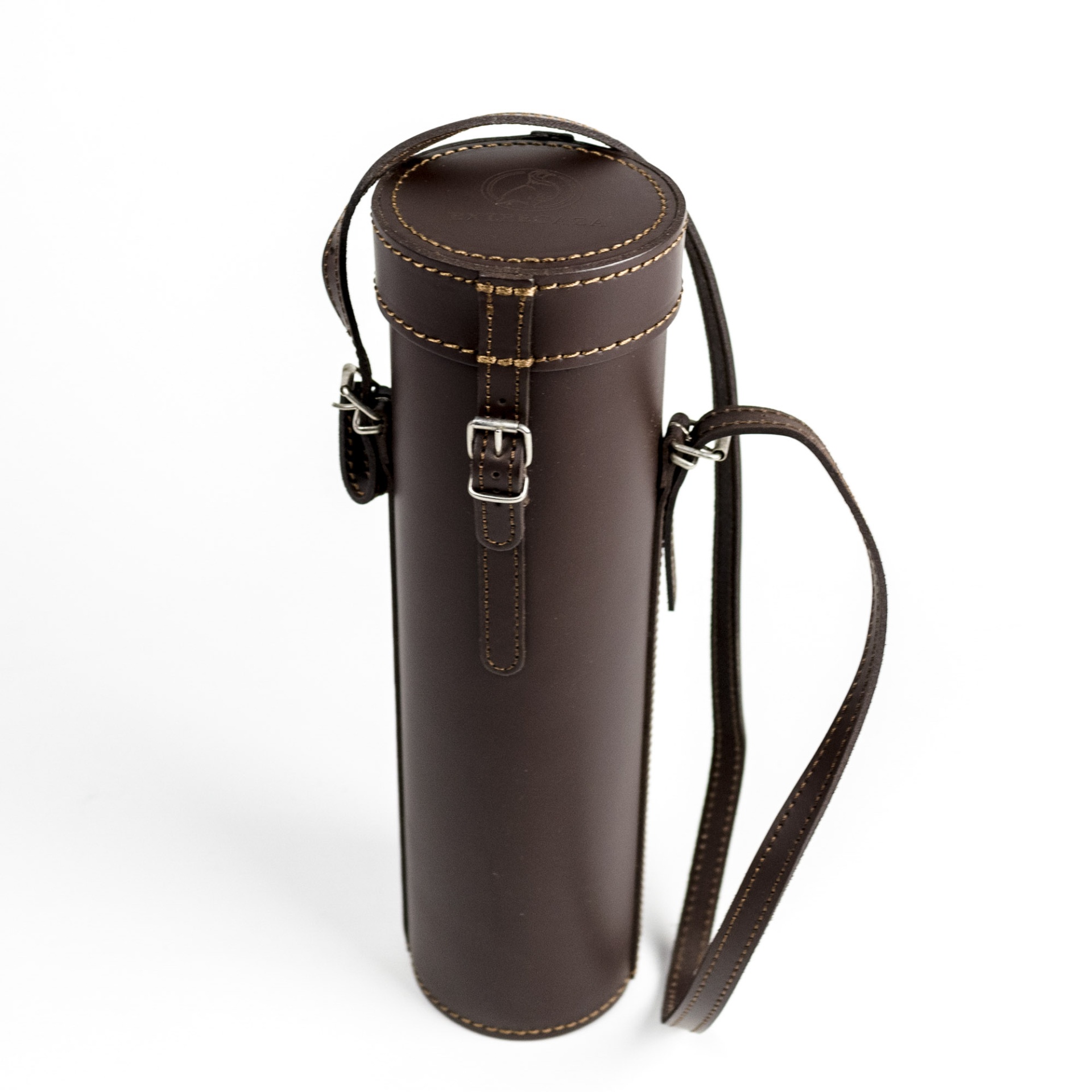Estojo cilíndrico de couro castanho escuro com alça e fivela