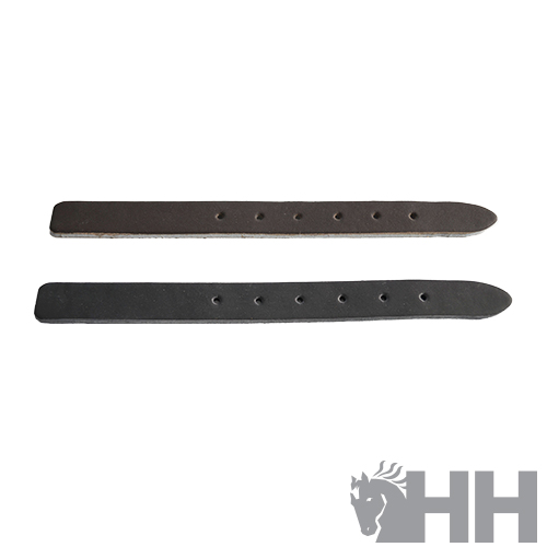 Dois cintos de couro castanho escuro e preto com orifícios para ajuste