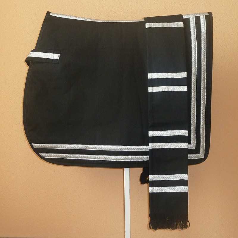 Saia preta com detalhes prateados e faixa longa