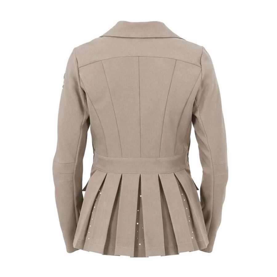 Casaco bege claro feminino visto de costas com pregas e detalhes brilhantes