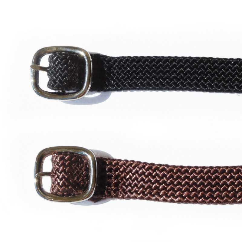 Cintos trançados preto e castanho com fivelas metálicas