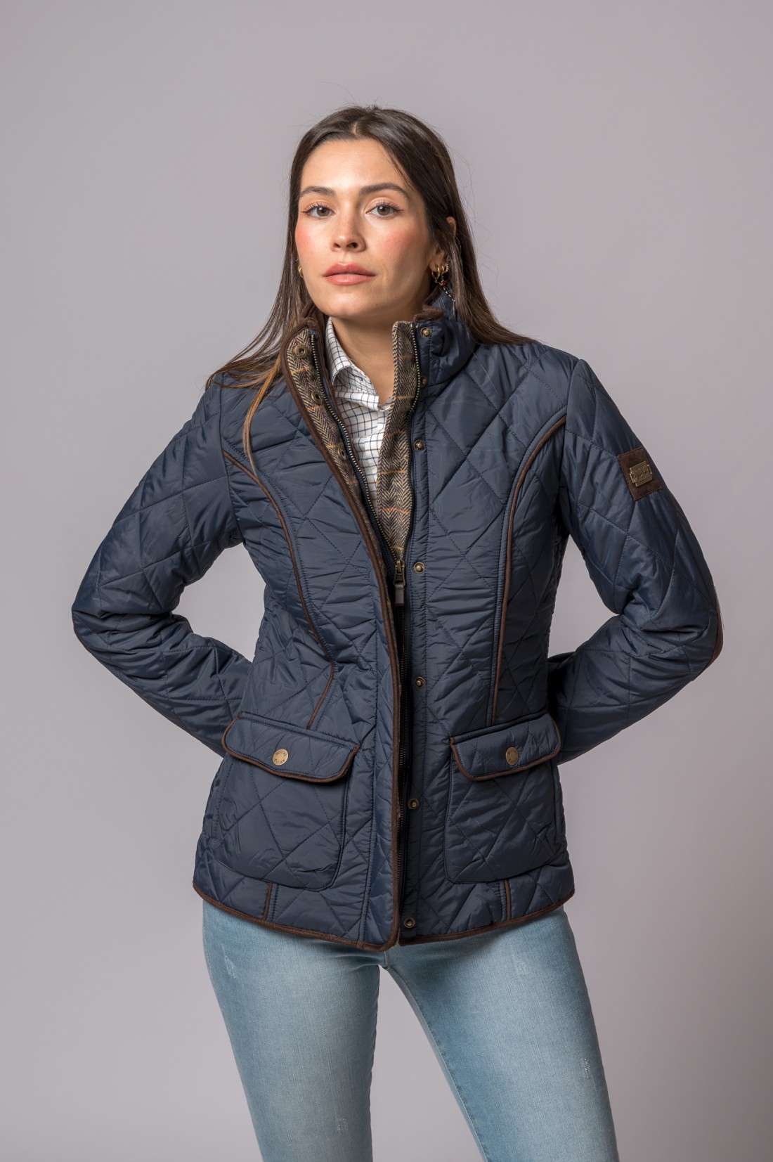 Casaco feminino acolchoado azul escuro com detalhes castanhos