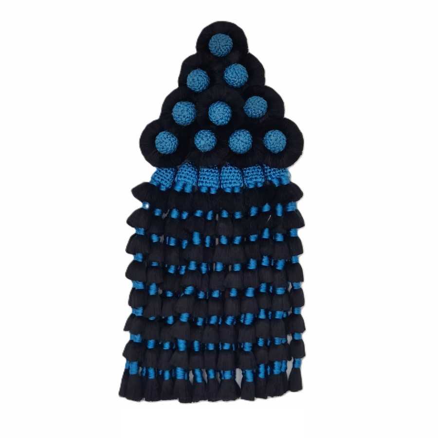 franja têxtil decorativa azul e preta com bolas e franjas