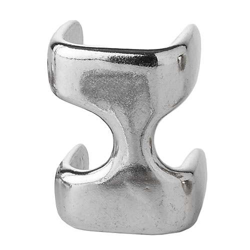 Anel metálico prateado aberto com design curvo