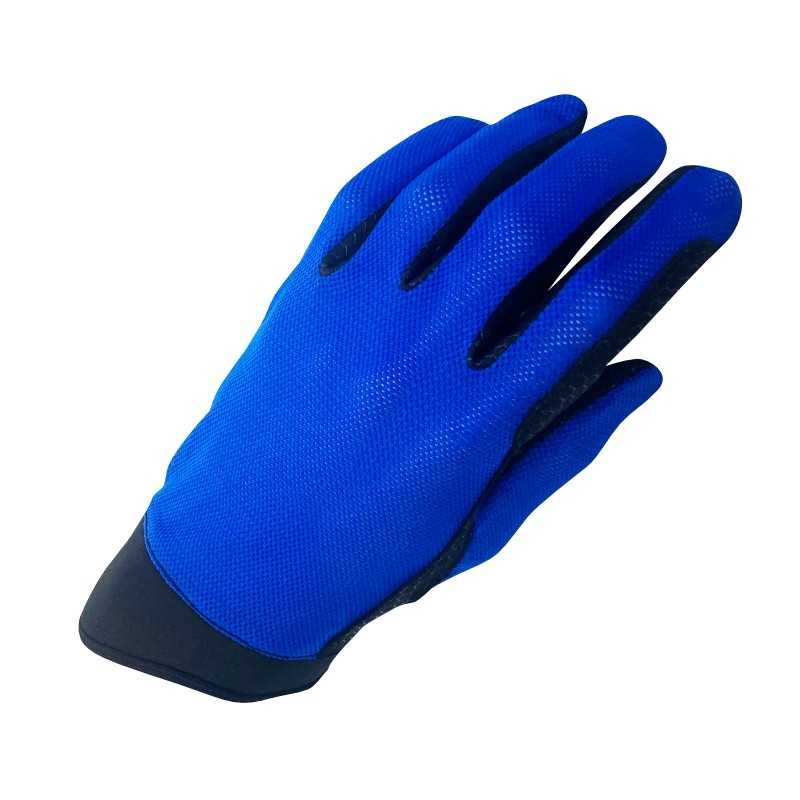 Luva de trabalho azul com palma preta antiderrapante sobre fundo branco