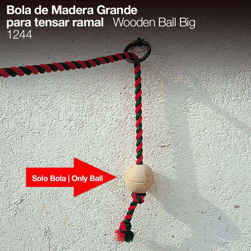 Bola de madeira grande pendurada numa corda trançada colorida junto a uma parede branca.