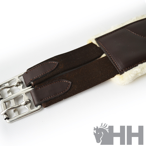 Cincha de sela em pele e camurça com forro de pêlo sintético branco e fivelas metálicas prateadas