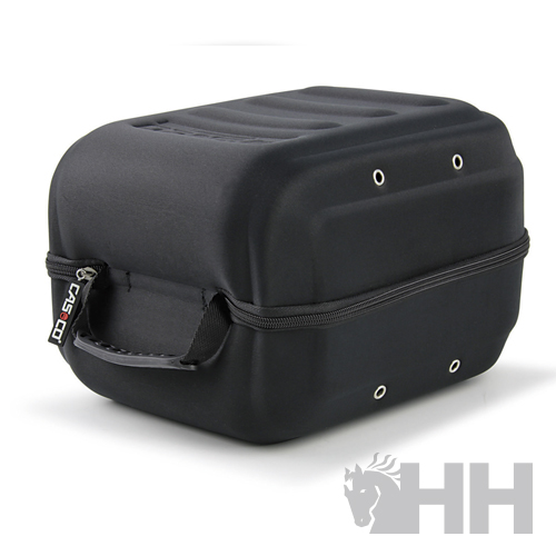 Mala preta retangular com alça e ilhós, em fundo branco