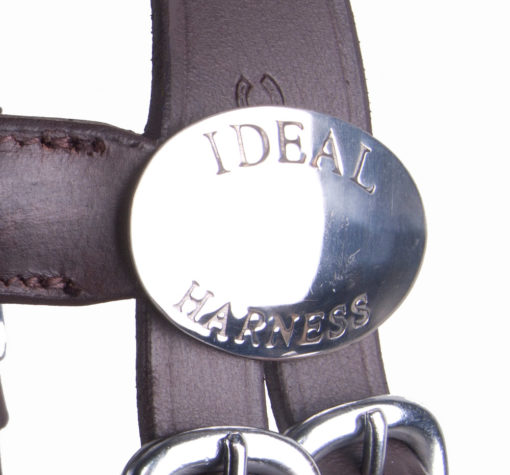Ferragem oval metálica com gravação 'IDEAL HARNESS' em tira de couro castanho escuro