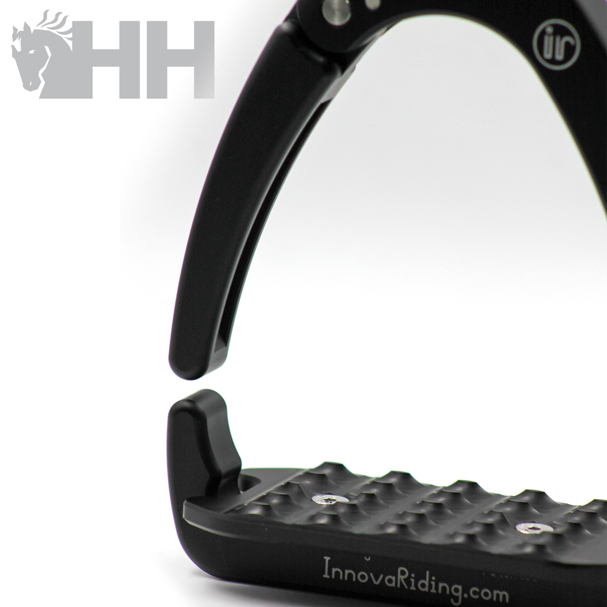 Estribo de equitação preto com textura antiderrapante e inscrição InnovaRiding.com