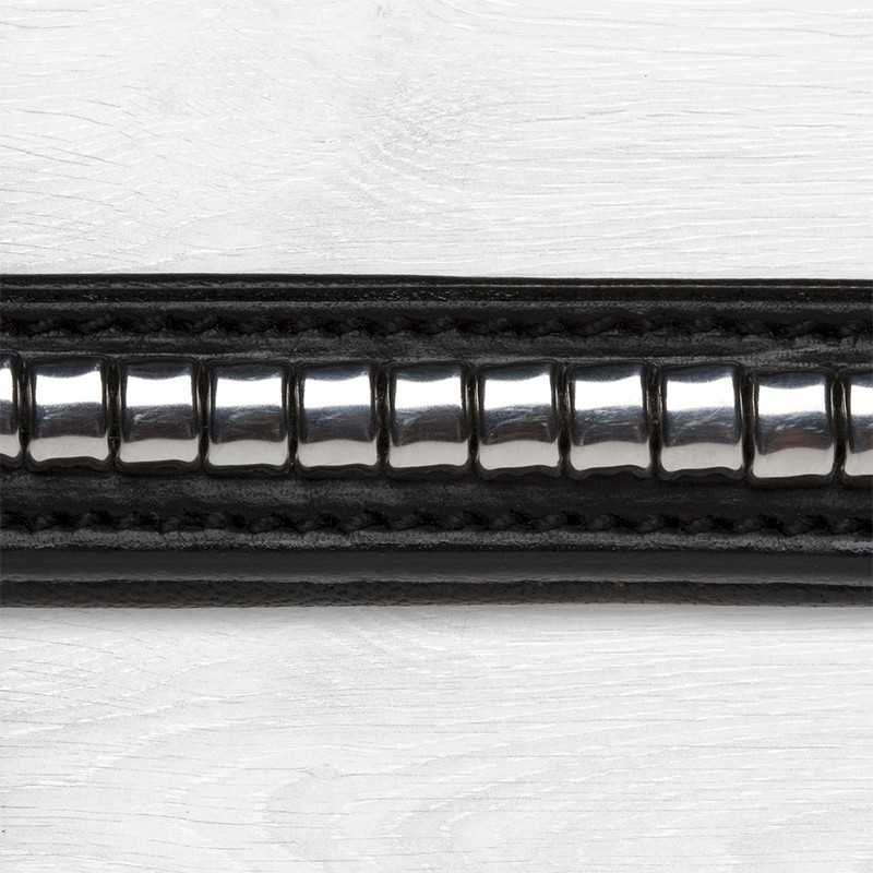 Correia ou pulseira preta com peças metálicas brilhantes em fundo branco