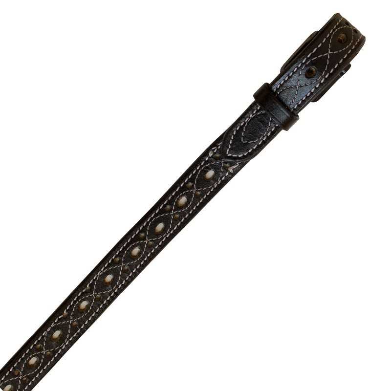Correia preta de couro com costura branca e furos decorativos