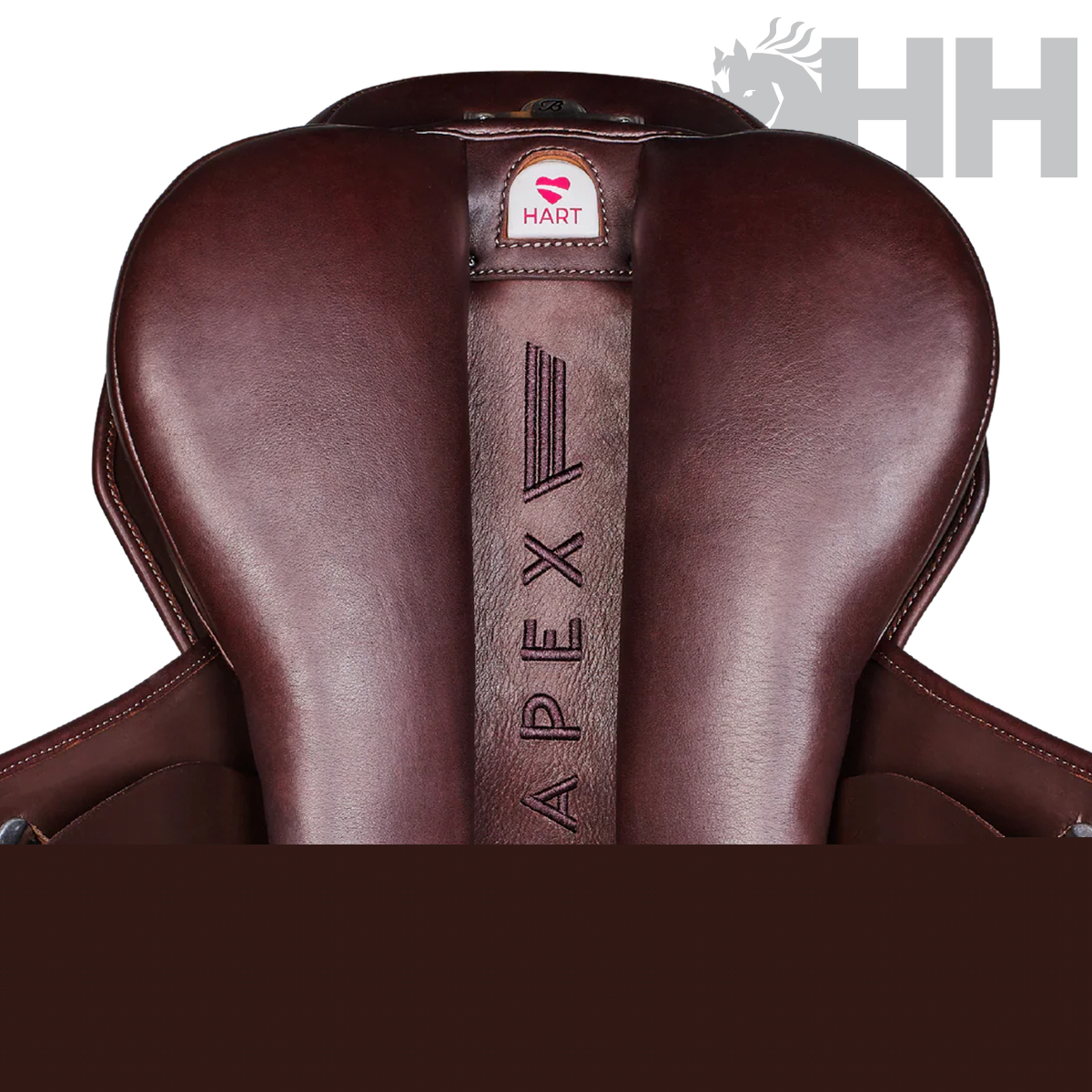 Sela de cavalo em couro castanho escuro com bordado APEX e logotipo HART