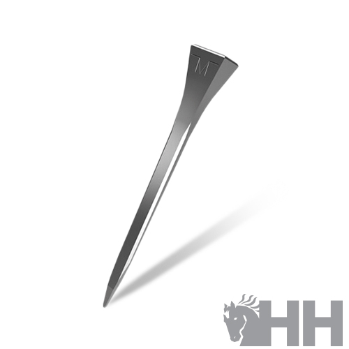 Prego metálico prateado com a letra M gravada numa superfície branca com logotipo HH