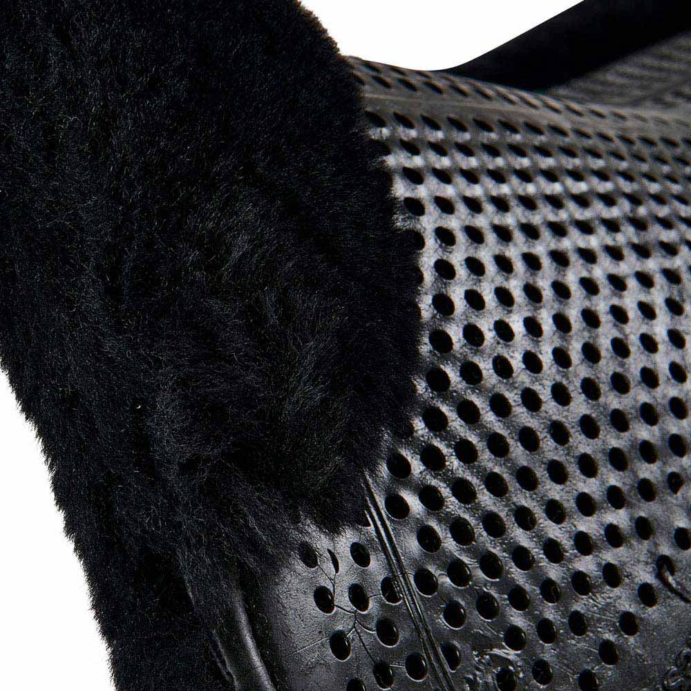 Calçado preto perfurado com borda felpuda preta