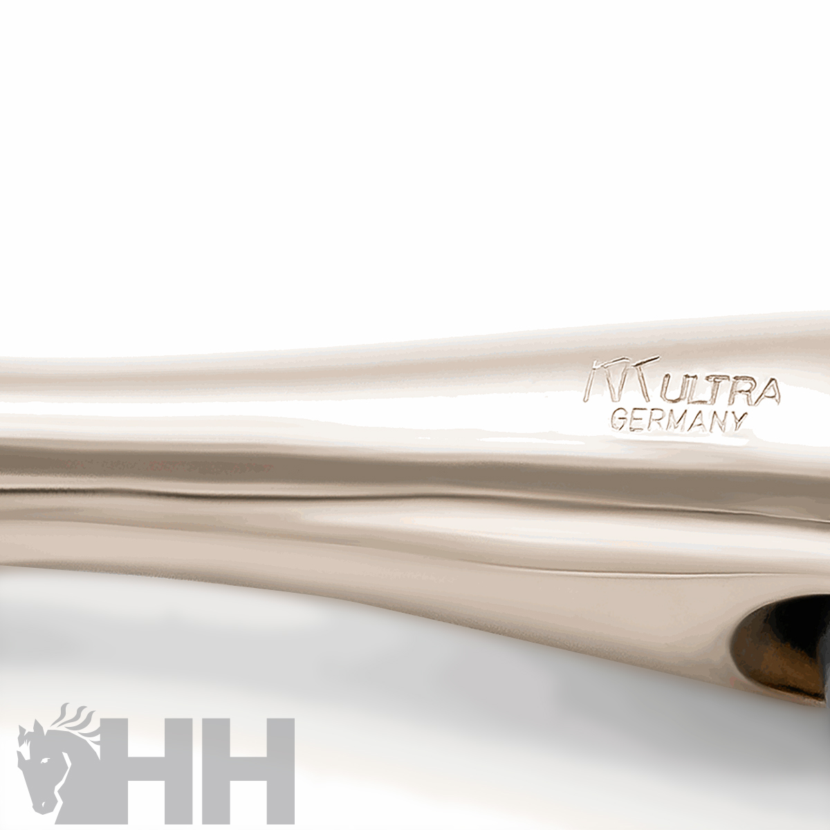 Instrumento musical dourado com texto 'ULTIRA GERMANY' gravado