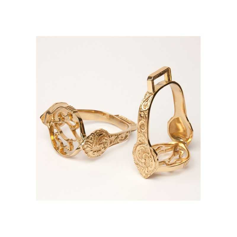 Anel dourado ornamentado com detalhes gravados em fundo branco