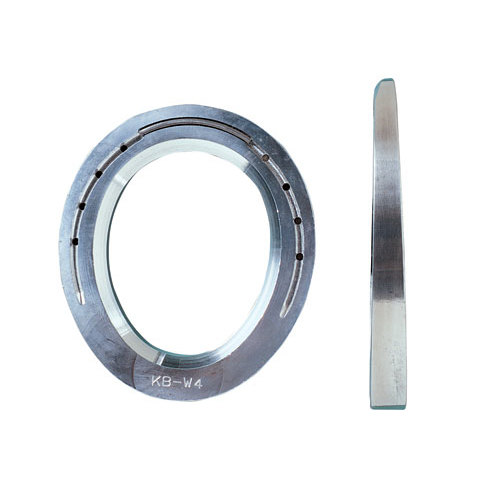Ferradura metálica prateada com marcação KB-W4
