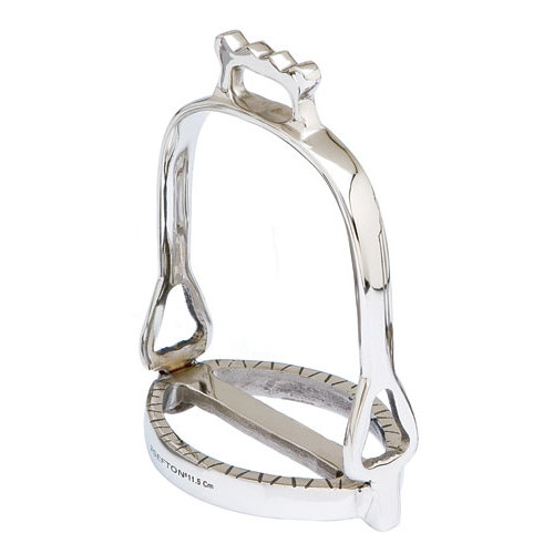 Estrepa metálica prateada para equitação com design tradicional e base oval.