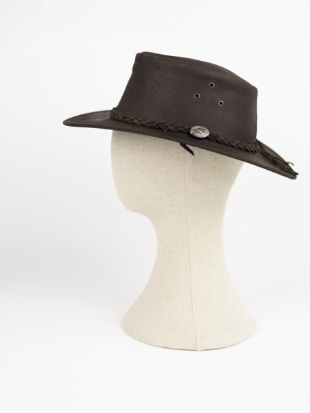 Chapéu castanho escuro com aba larga num manequim de tecido