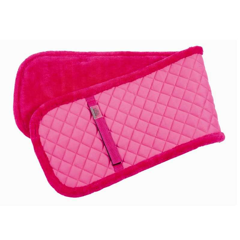 Manta ou tapete rosa com padrão de losangos e detalhe em material felpudo