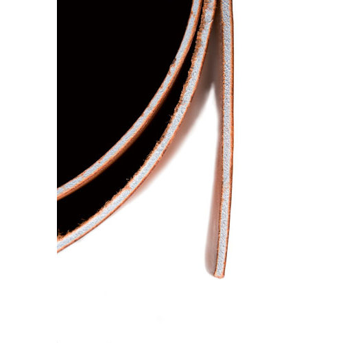 Correia preta com bordas castanhas e costuras brancas