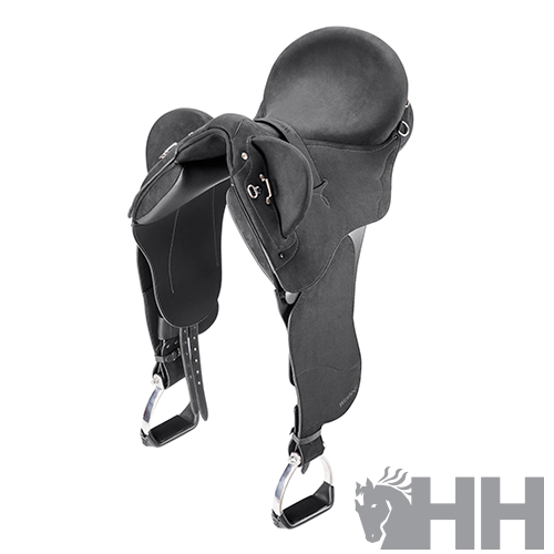 Sela de montaria preta em couro com estribos metálicos e logotipo HH