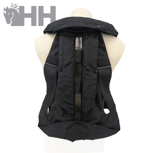 Colete têxtil preto com detalhes em malha num manequim branco