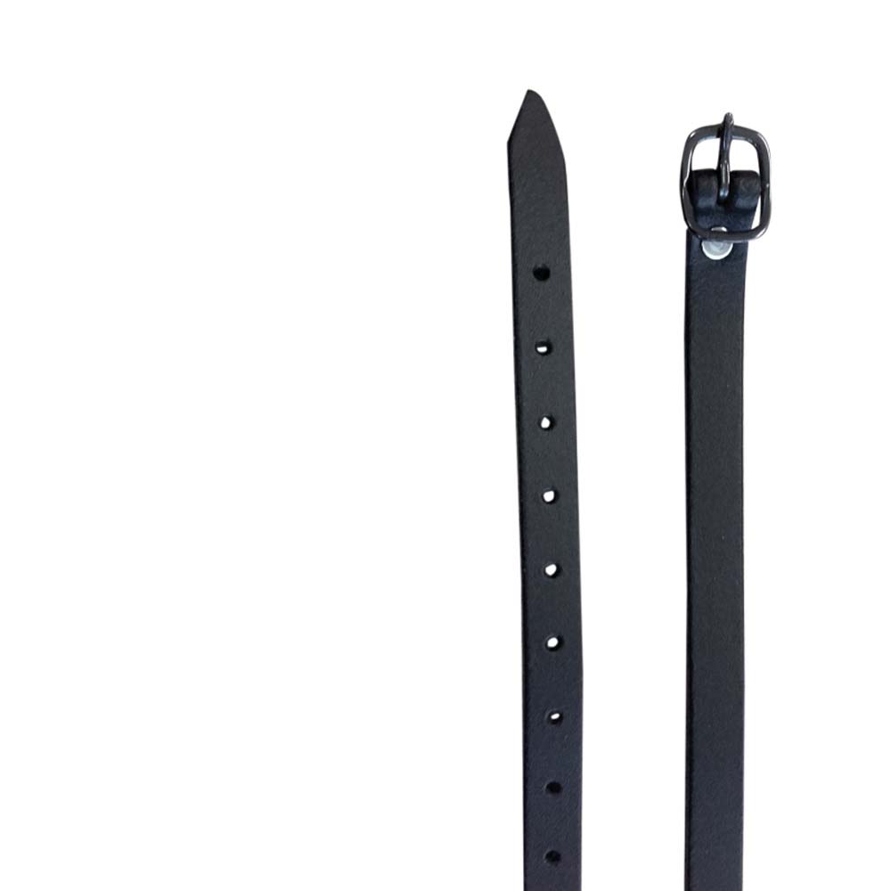 Cinto preto com fivela preta sobre fundo branco