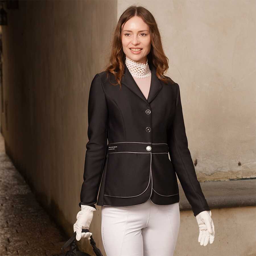 Blazer feminino preto com costuras brancas e botões em modelo feminino