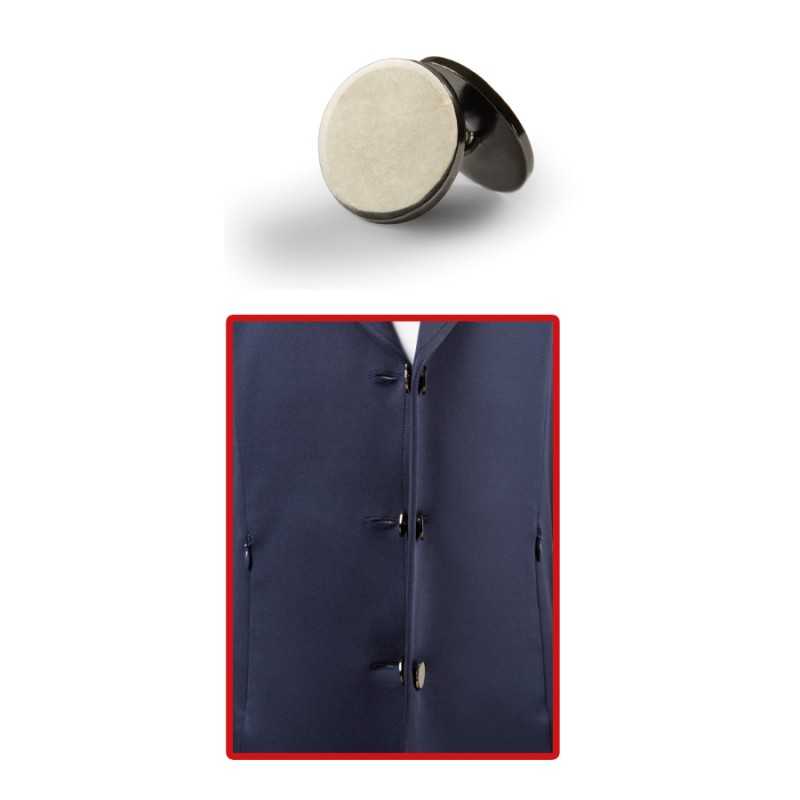 Botão redondo em metal preto com parte central creme e detalhe num casaco azul escuro