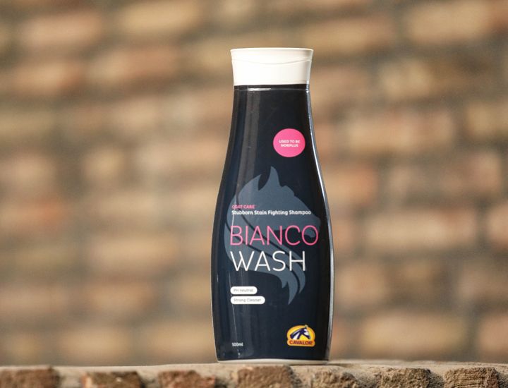 Frasco de shampoo preto com tampa branca e texto 'BIANCO WASH'