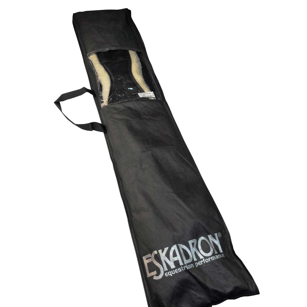 Bolsa preta longa com alças e sela preta com pelo creme visível.