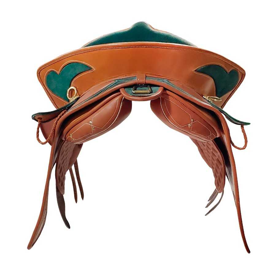 Sela equestre em cabedal castanho com detalhes verdes