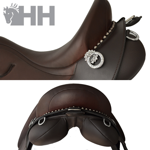 Selim de equitação castanho com acessórios prateados e logo HH cinzento