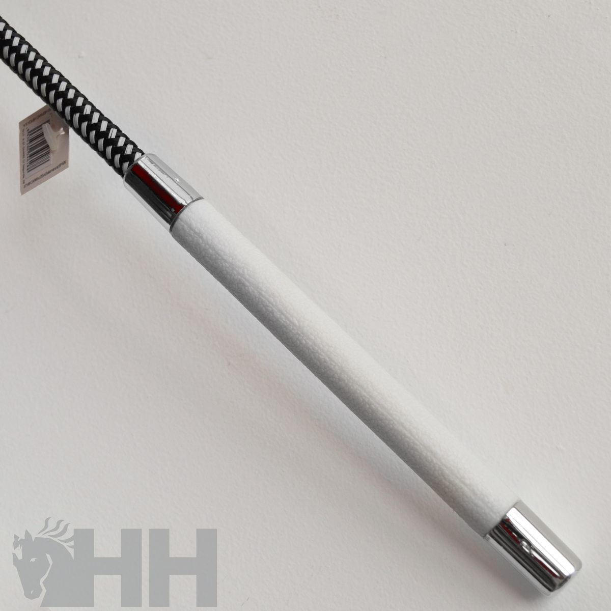 Vara telescópica com cabo branco e detalhes cromados pendurada na parede