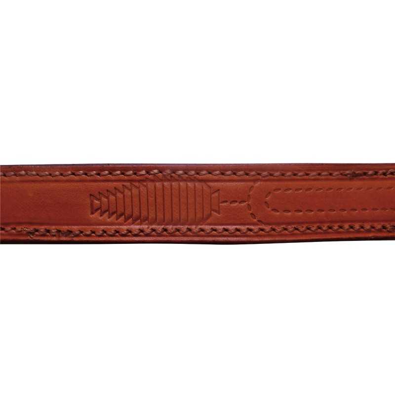 correia estreita de couro castanho com padrão em relevo