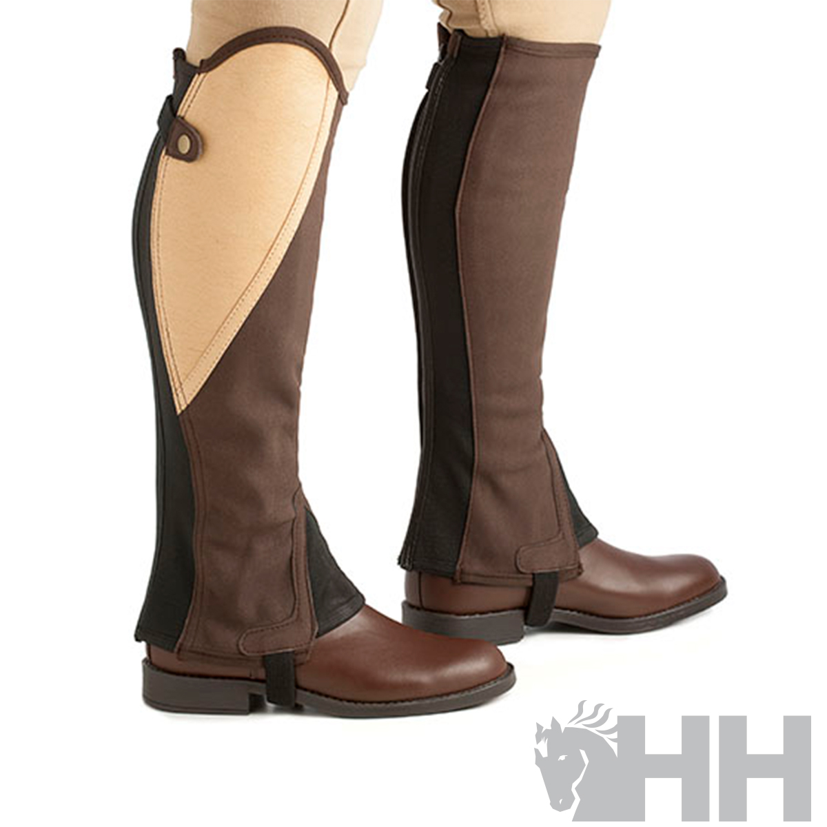 Perneira castanha e bege para equitação com fecho preto e detalhe HH cinzento no fundo branco