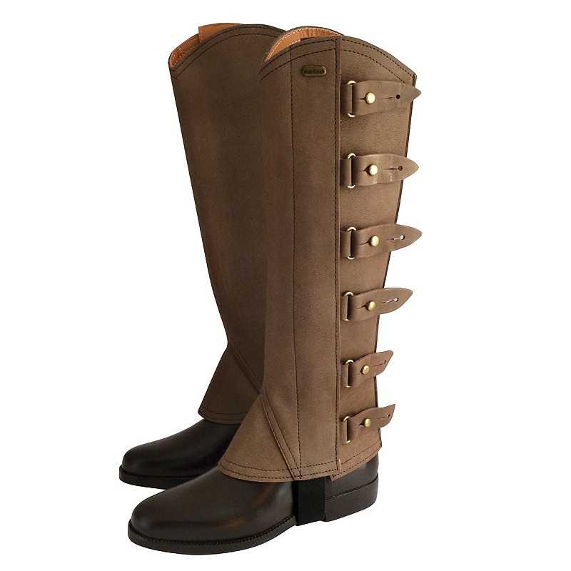 Polainas castanhas com fivelas sobre botas pretas