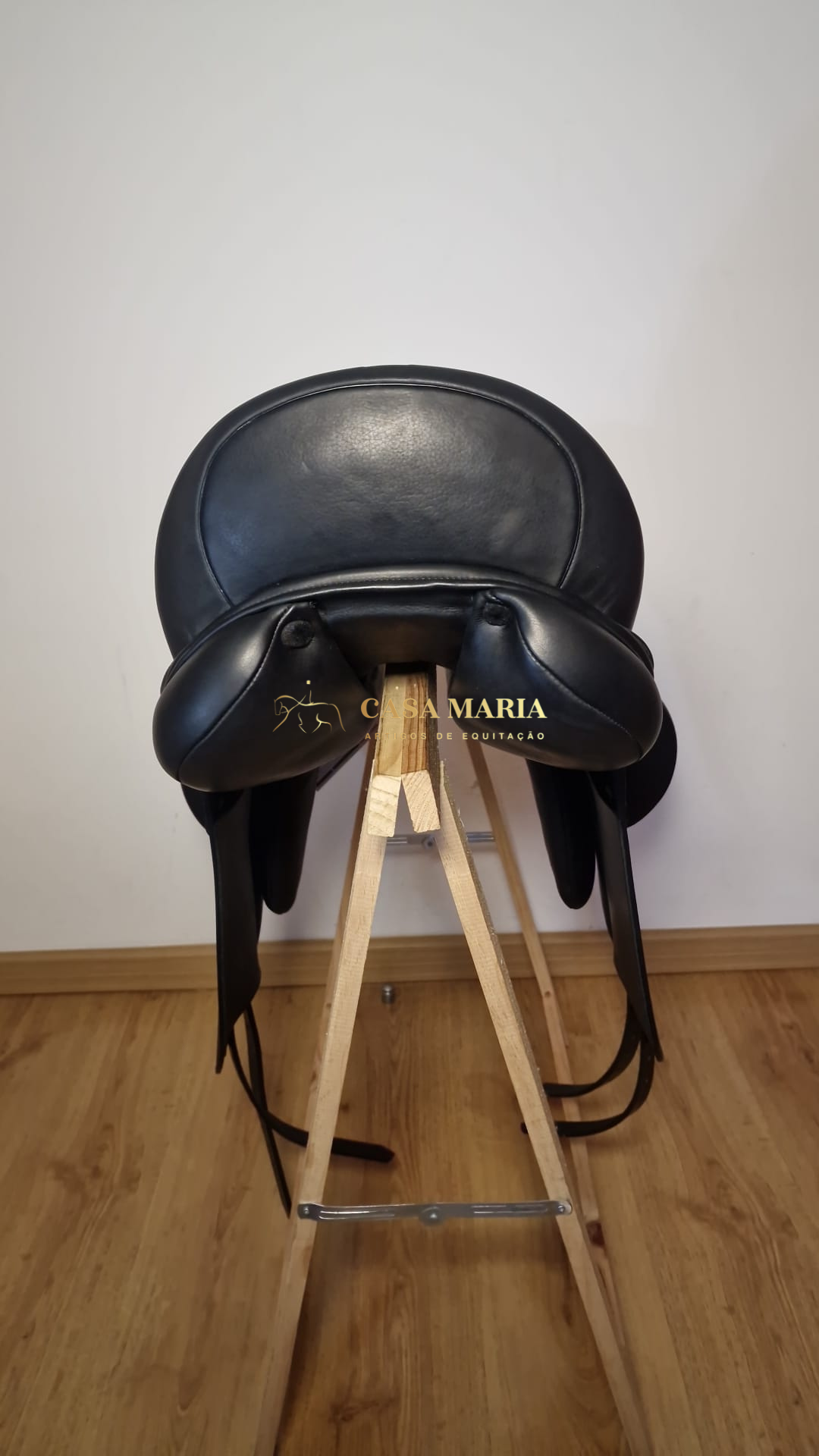 Sela de equitação preta em couro em estrutura de madeira