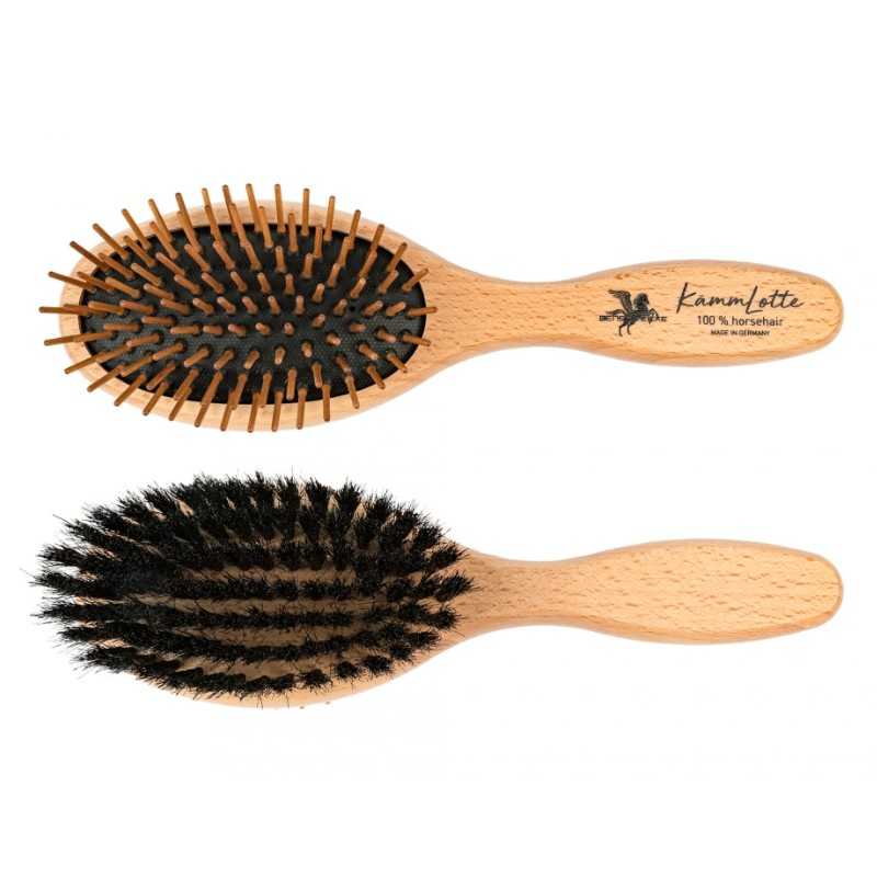 Duas escovas de cabelo de madeira clara com diferentes tipos de cerdas