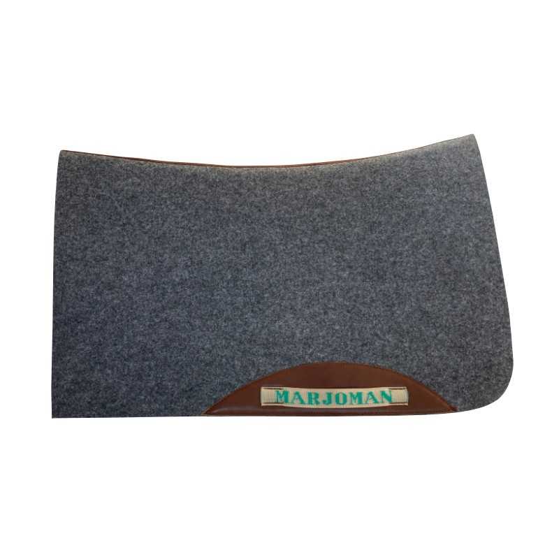 Tapete de sela cinzento em feltro com etiqueta MARJOMAN